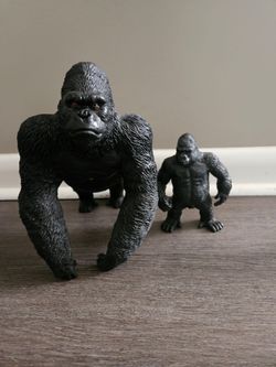 2 pair of king kong figures