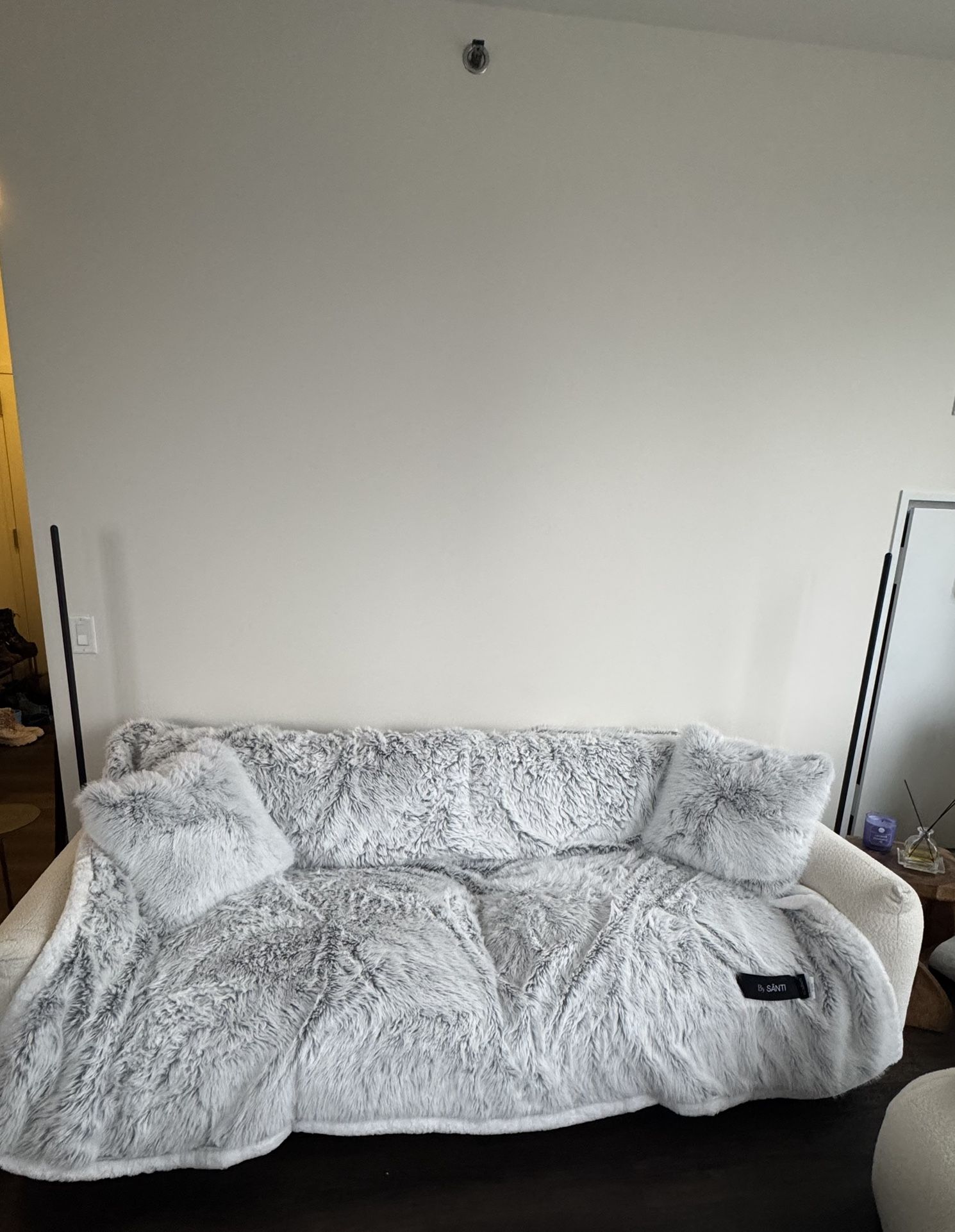 By santi WULF Queen Size Blanket