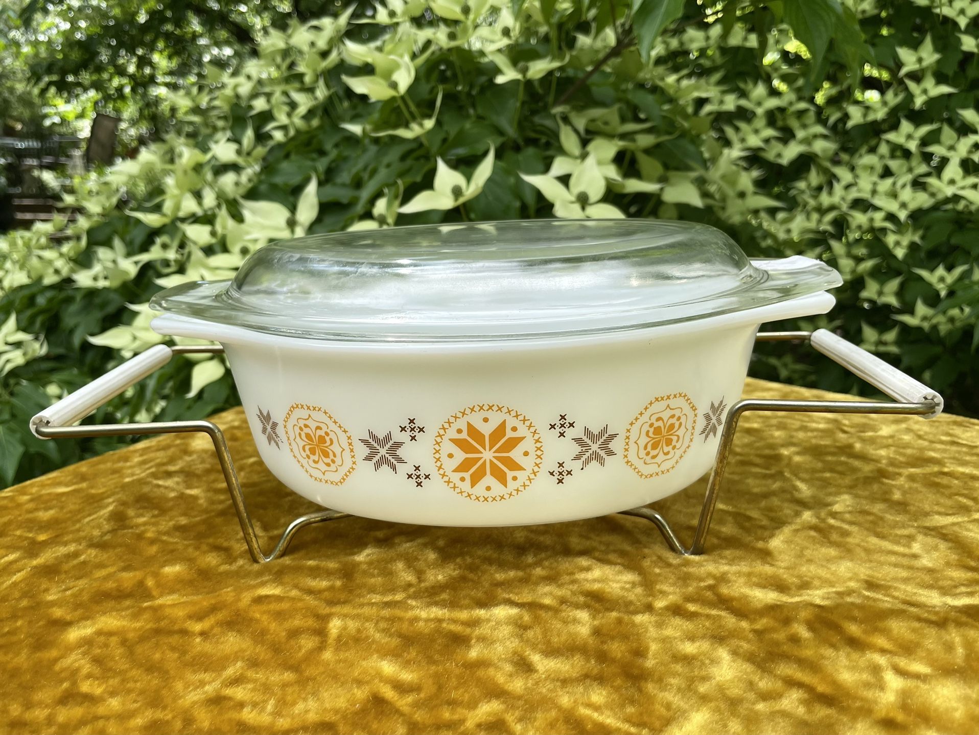 MCM c1970 Pyrex Snowflake Design Serving Dish, Rack & Lid 1-1/2 qt