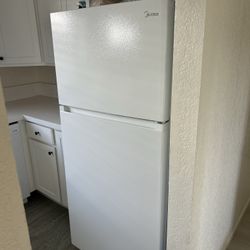 Like-New Midea Refrigerator – $400