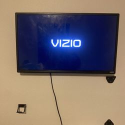 32 Inch Vizio Smart Tv With Remote & Wall Mount