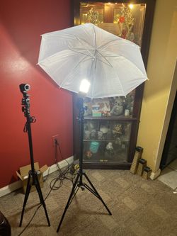  Soft Light Umbrella comes with 2 *33 inch white umbrella & 1 *33 inch & 3 *2m light stand & 3* 45w light bulb & 3 * single lamp holders 