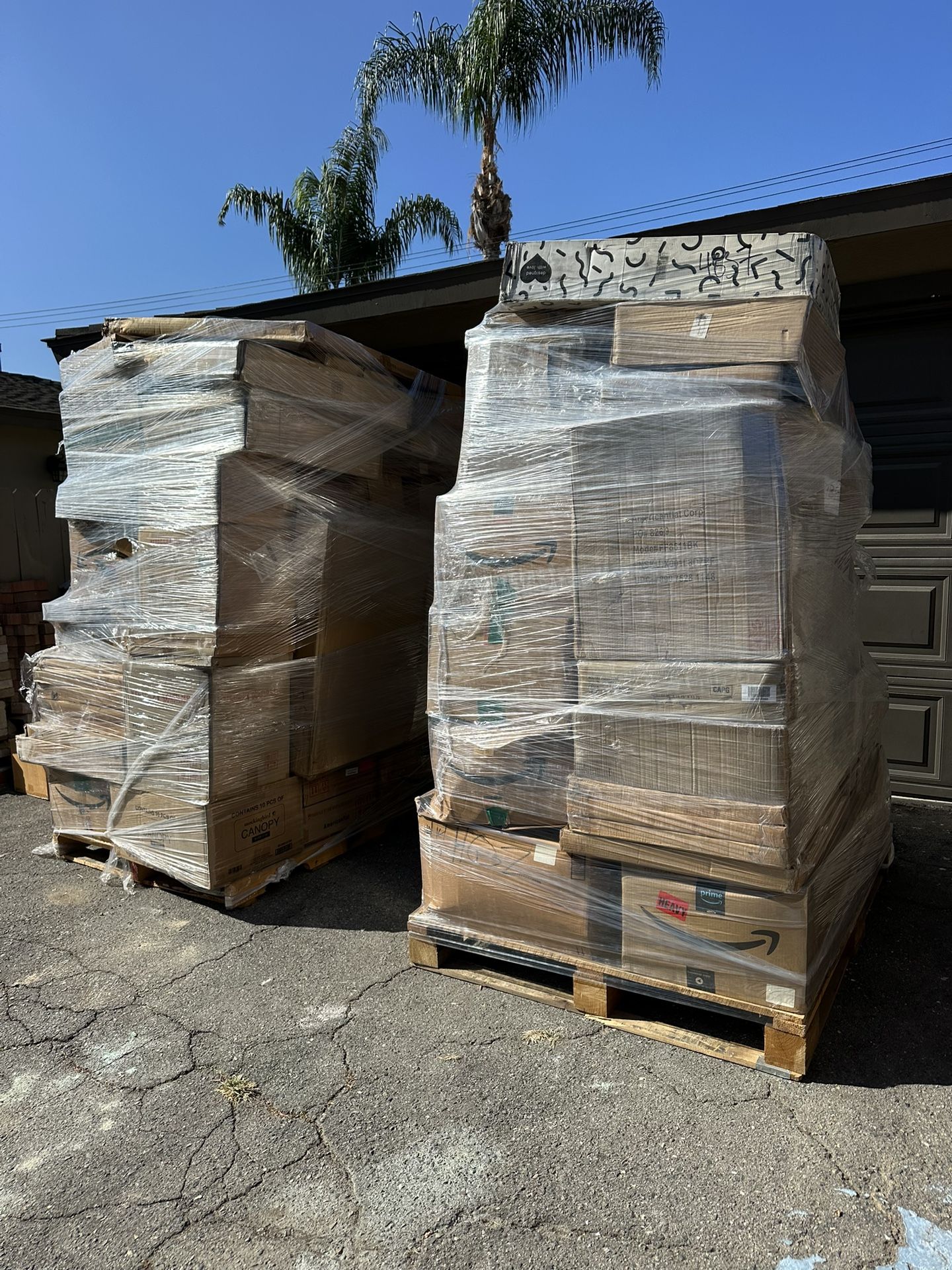 (2) Mixed pallets/ Pictures/ paintings/ dog leashes/ shelves/ blankets/ wholesale/ bulk buyer