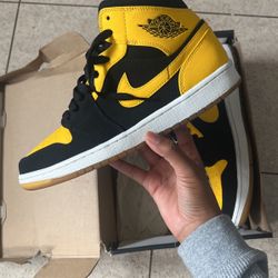 Air Jordan 1 Mid New Love Size 9 Men Worn Twice