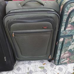 LARGE PULL ALONG LUGGAGE 