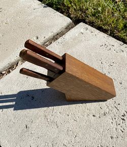 Knives Block With 5 Knives Labeled , In Good Condition