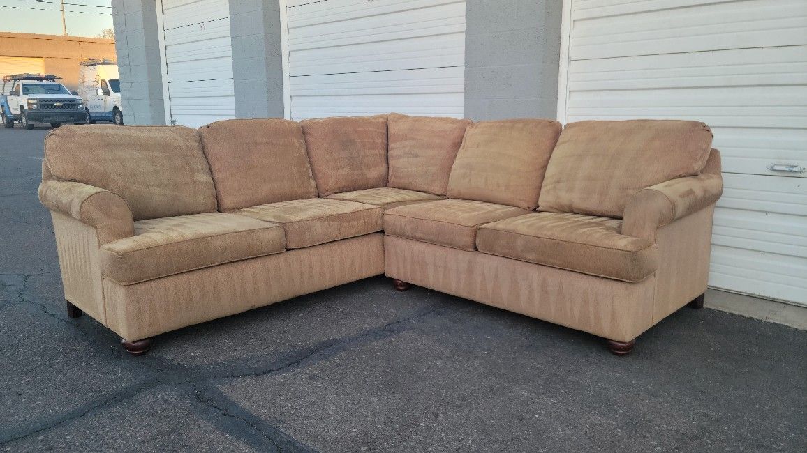 🛋BROYHILL 2 Piece Sectional🛋 DELIVERY AVAILABLE