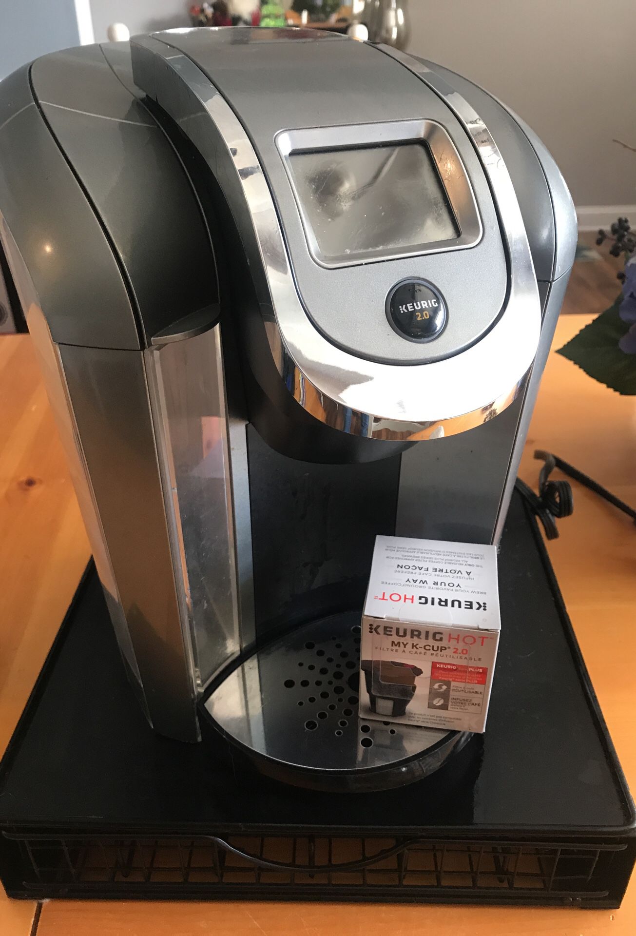 Keurig with pod stand and reusable k-cup