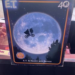 NECA - E.T. The Extra-Terrestrial 40th Anniversary 7″ Scale Action Figure – Elliott & E.T. on Bicycle