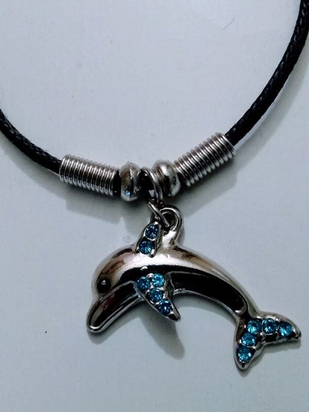 Beautiful ,,🐬 dolphin blue stone necklace 🎁🎁🎁.pick it up lake worth. Really