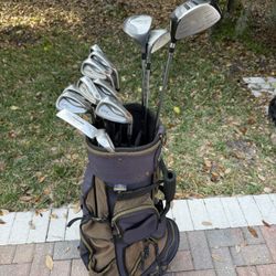 Mens golf club set. Complete right handed set with golf bag