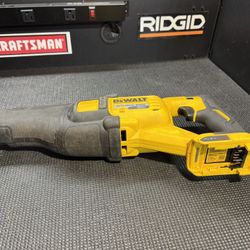 **FOR PARTS - NOT WORKING** Dewalt DCS389 FLEXVOLT 60V MAX Cordless Brushless Reciprocating Saw