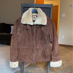 Beautiful woman’s Wilsons Leather Jacket. This Leather Jacket is Absolutely Stunning , And Perfect For Fall And Winter. AMAZING Condition