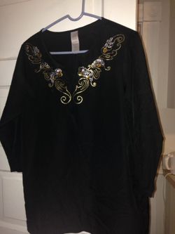 3/4 sleeve black shirt size small. Fits up to size 8.