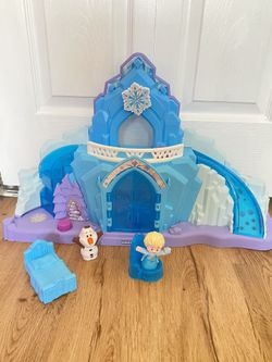 Frozen Playhouse Little People ,lights And Sounds Excellent And Clean Condition ,free Pets And Free Smoke 