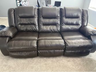 Manual reclining sofa and two chairs