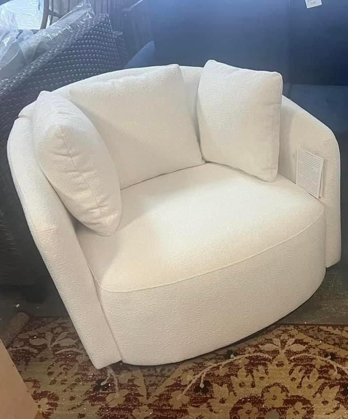 (1) New Oversized Beautiful Swivel Accent Chair, Creame