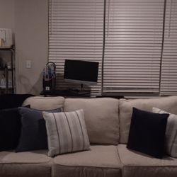 Complete Living Room Set – Queen Pull-Out Couch + Loveseat + Tables + Lamps – Excellent Condition