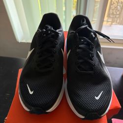 Nike Revolution 8 WIDE US Men’s 8/ US Women Size 9.5
