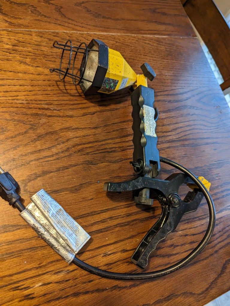 Clip On Splash Proof Work Light With Halogen Bulb
