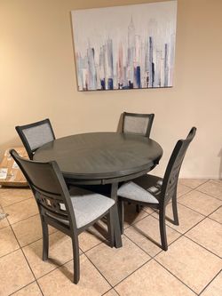 DELIVERY AVAILABLE 🚛! Gorgeous Dining Table with 4 chairs