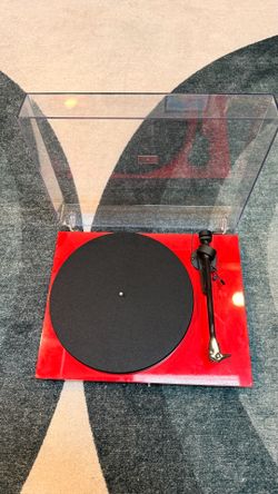 Red Pro-Ject Debut Carbon Record Player