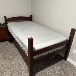 2 Twin beds with mattresses and bedding