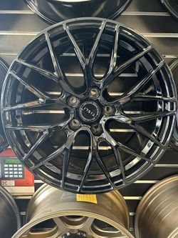 18x8.5 Tisli Rims Gloss Black Finish 5x120 Et35