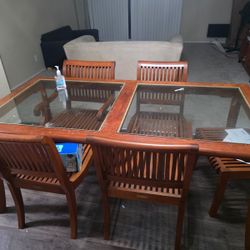 Dining Table With Chairs In Good Condition