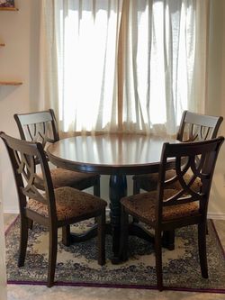 Ashley Leahlyn Round Dining Table + 4 Chairs