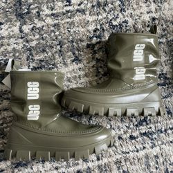 New Women’s Ugg Boots Size 8 