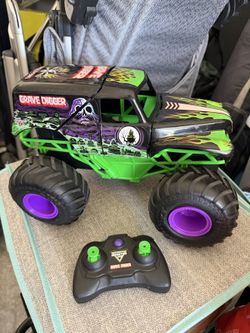 Monster Jam Grave Digger RC Monster Truck 1:15 with Remote - Works!