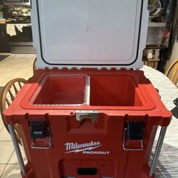 Milwaukee 22 in. Packout 40 qt. XL Cooler great condition $200 in n Lakeland 
