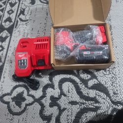 Milwaukee M18 Cordeless 1/2 Inch Mid Torque Car / Truck Repair