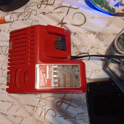 RED MILWAUKEE 18 AN 12 CHARGER