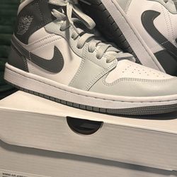 WMNS Air Jordan 1 Mid