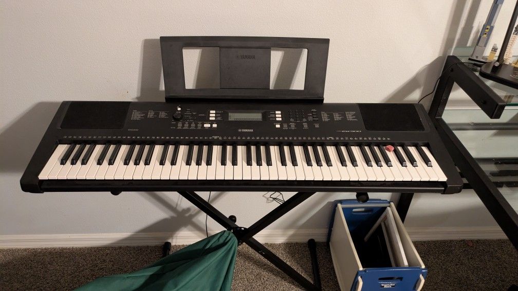 Yamaha Electric Keyboard
