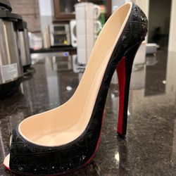 High-heeled shoe shape wine holder