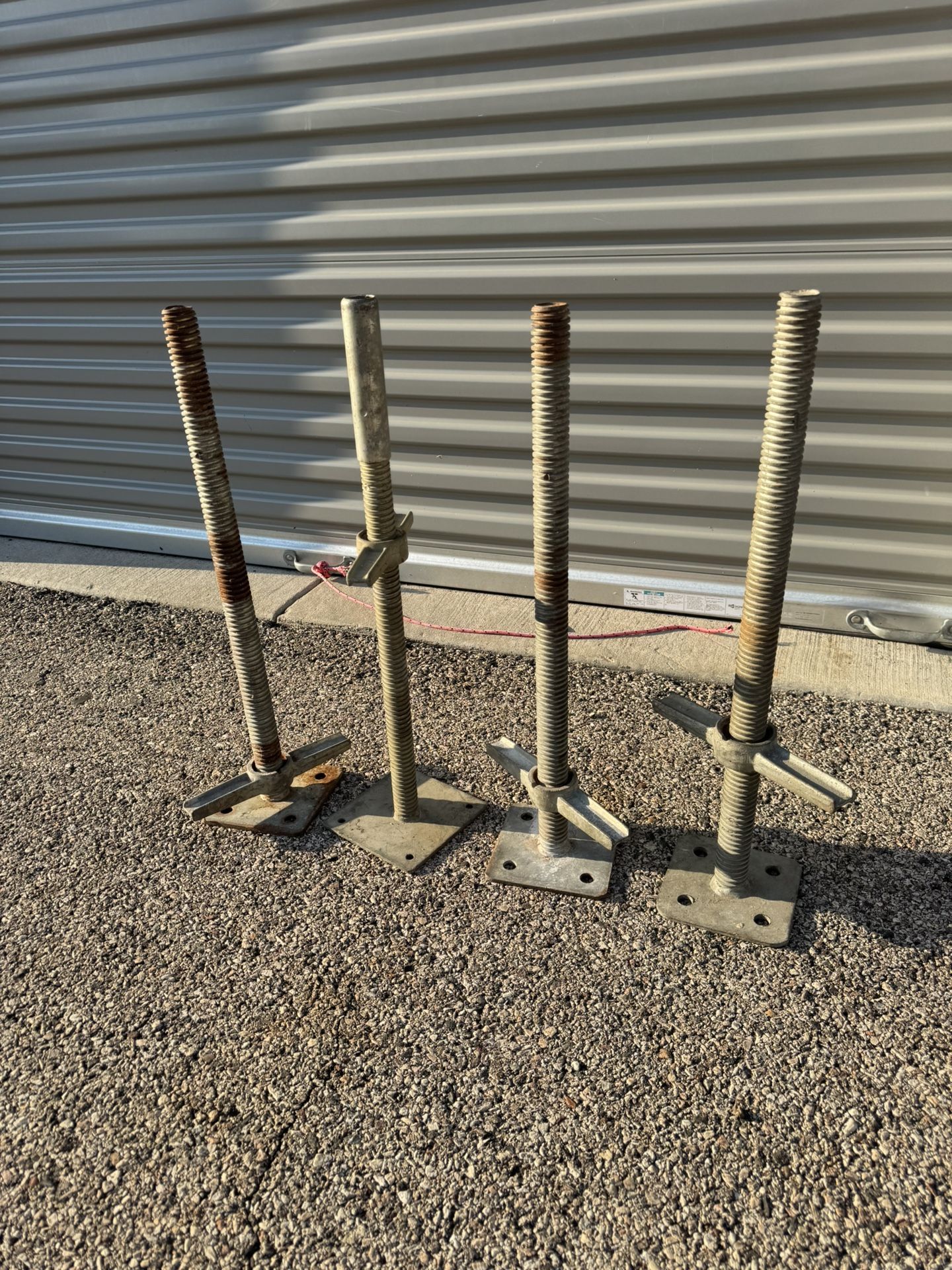 Scaffolding leveling jacks