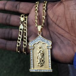 14K gold plated 5mm Figaro chain and pendant