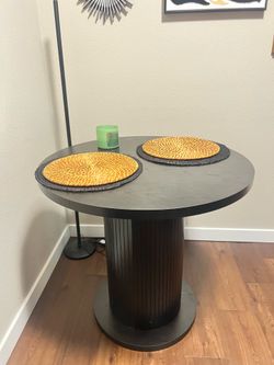 Accent dinner table
