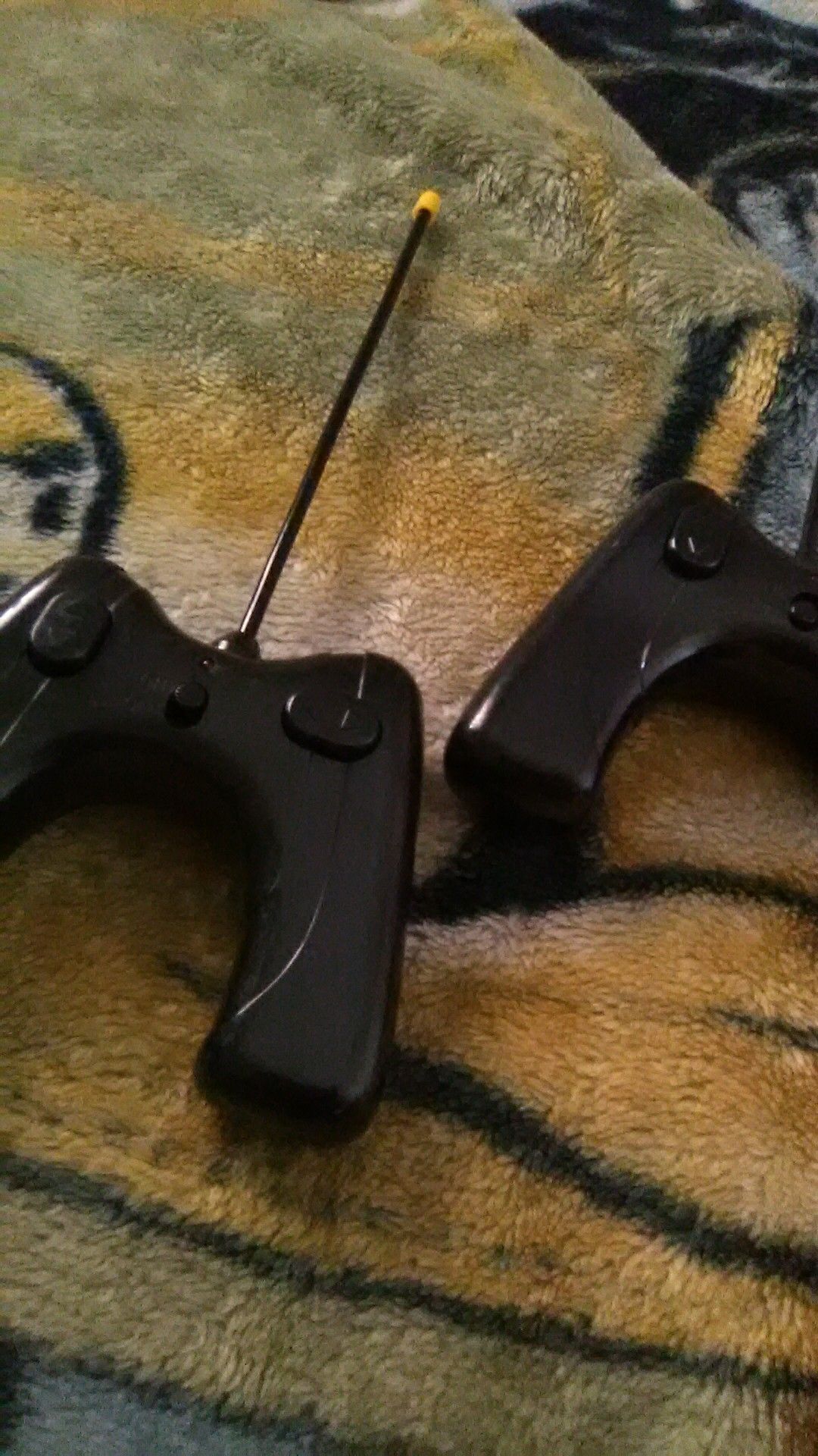 Green and yellow bumber cars with controllers (no battery's )
