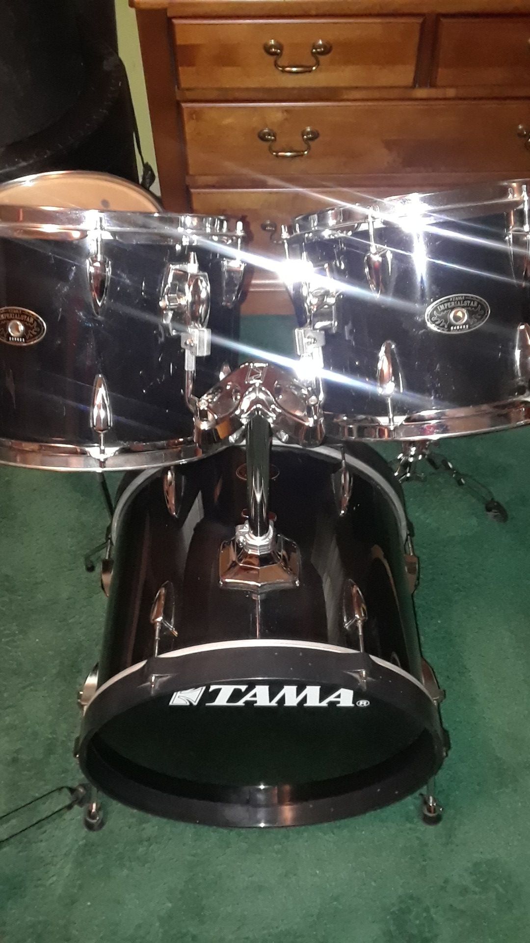 TAMA 5pc piano black drum set with foot pedal and Hardware