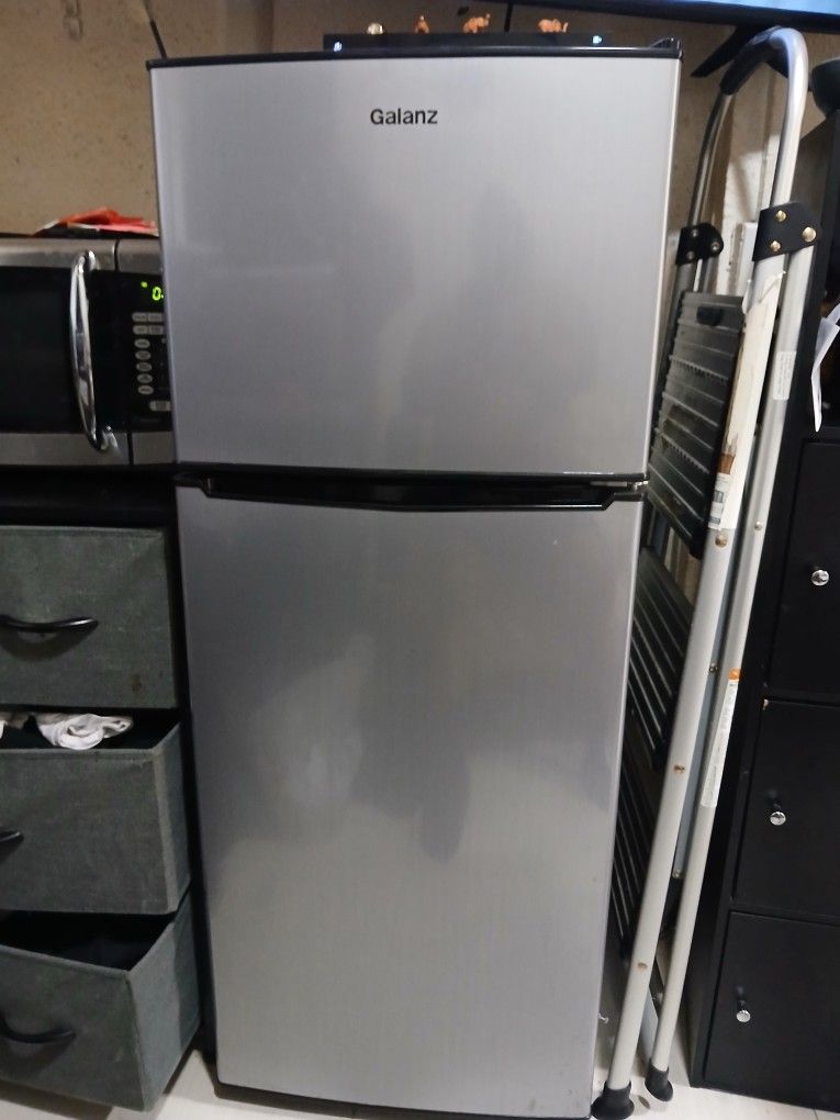 Apartment Size Small Refrigerator Great Condition