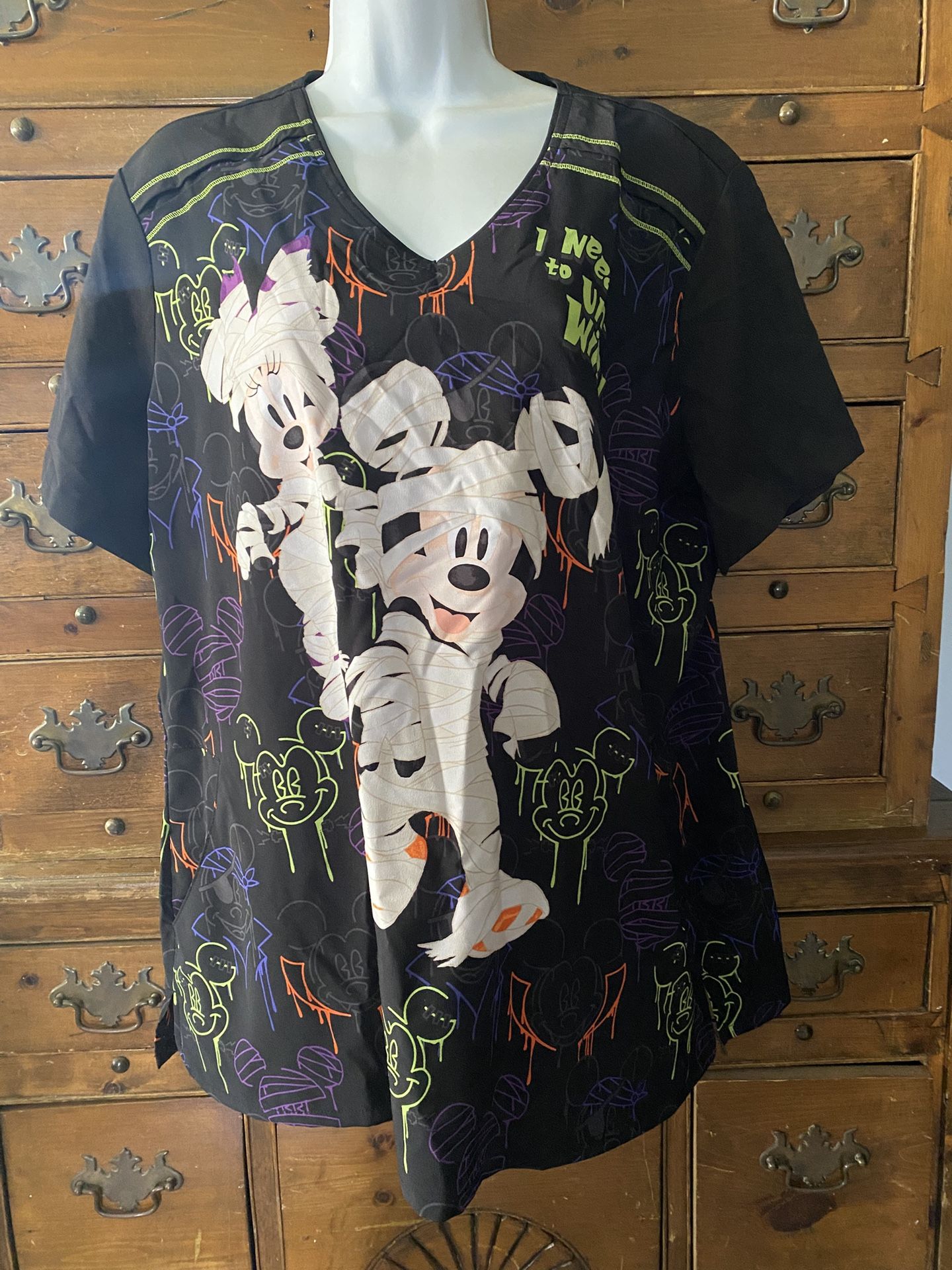 Woman’s Scrub Top Tunic Disney Mickey And Minnie Mummies Size XL