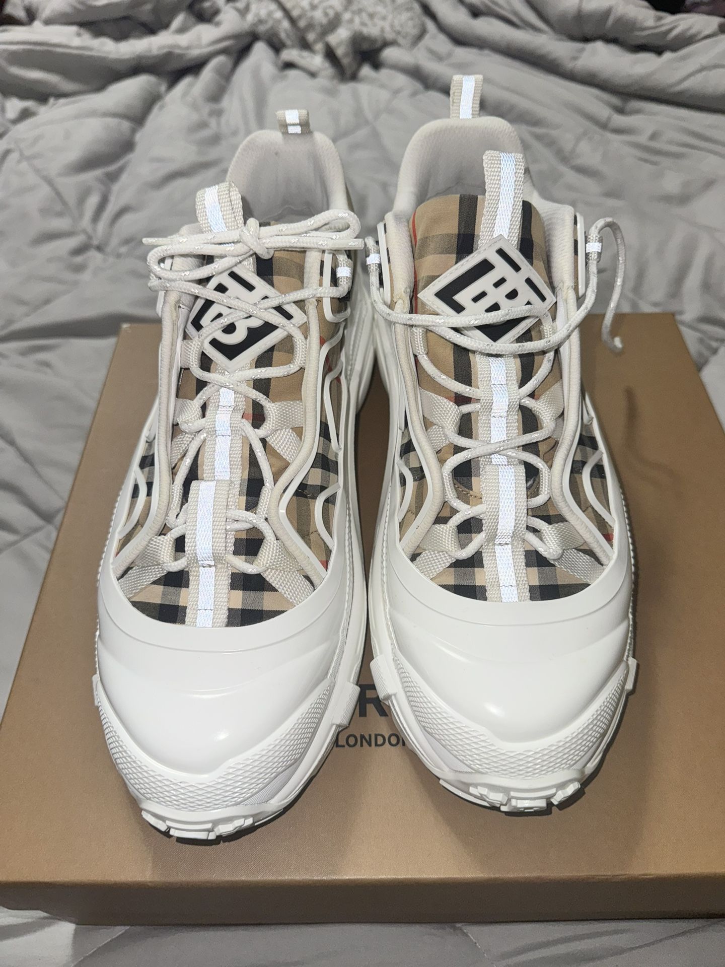 Burberry Arthur Vintage Check White