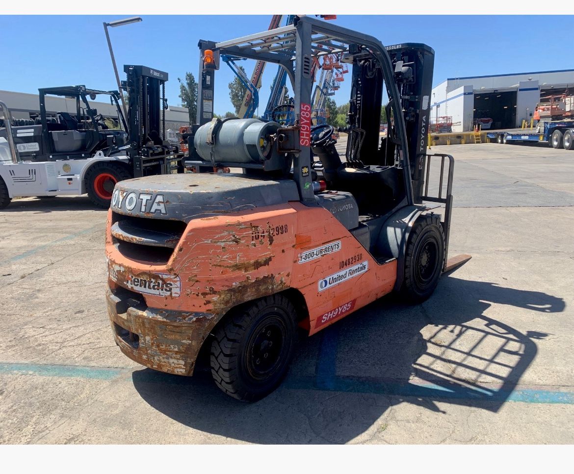 Toyota 10 Pneumatic WHSE Forklift