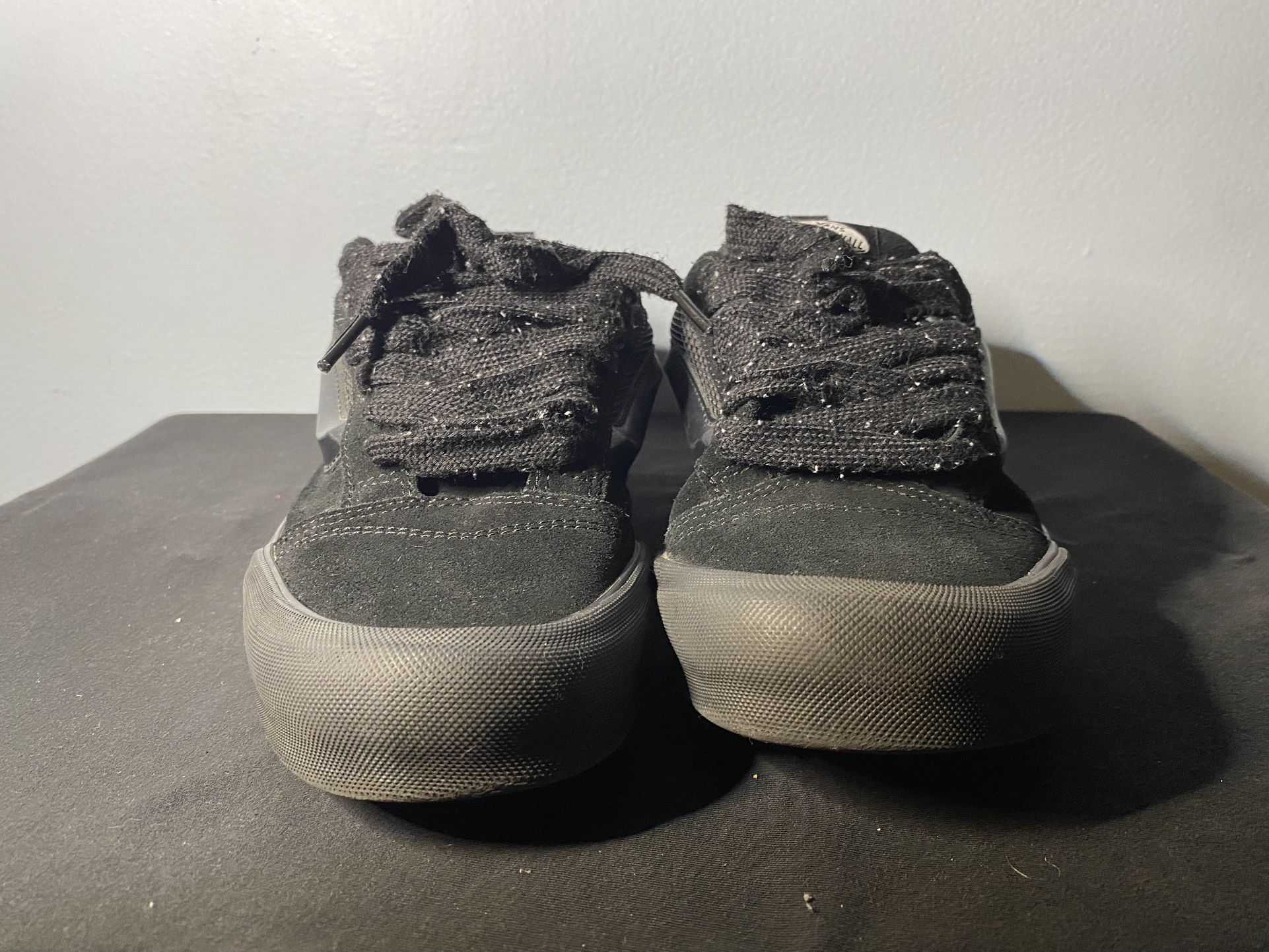 black Vans Half Cab shoes. Size 6.5 Men’s