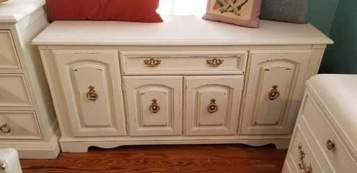 CUTE BUFFET OR TV STAND AT PICKY PINCHERS 801 TURNER STREET CLEARWATER OPEN 12-6PM FREE DELIVERY OPEN SUNDAYS