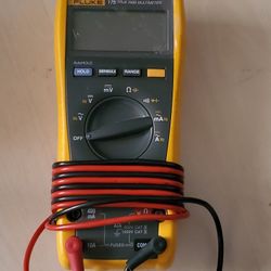 Like New Fluke 175 True RMS Digital Multimeter